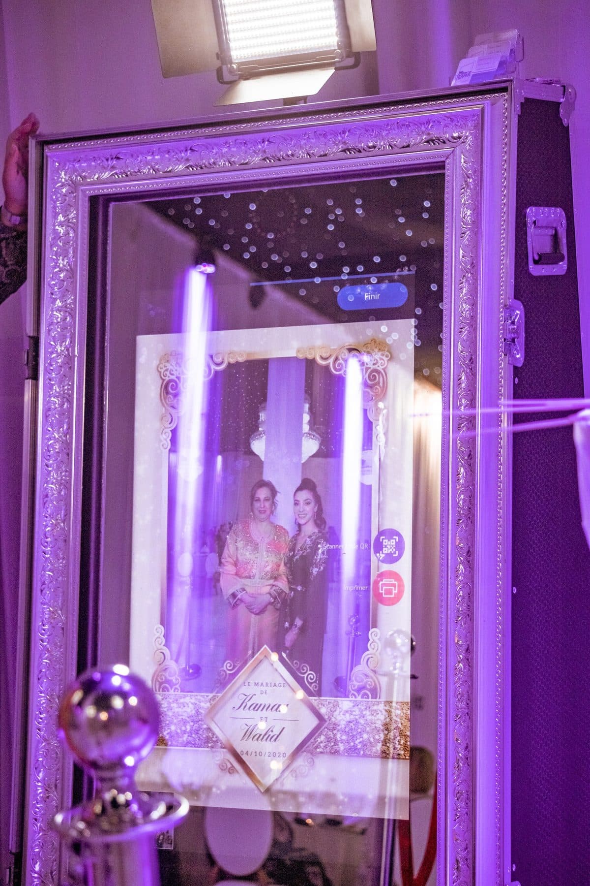 Le miroir affiche une photo dans un cadre aux prénoms des mariés