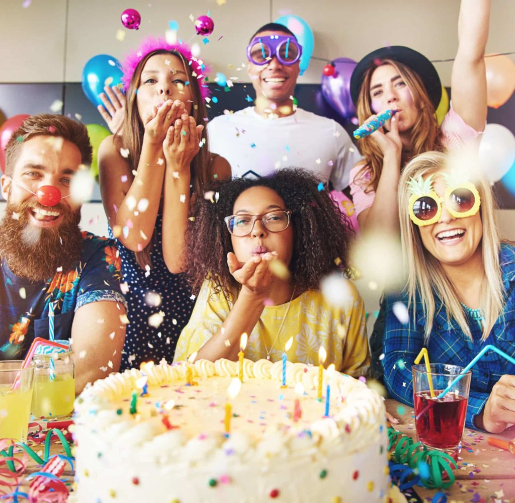 Amis celebrant anniversaire Photobooth pour anniversaire